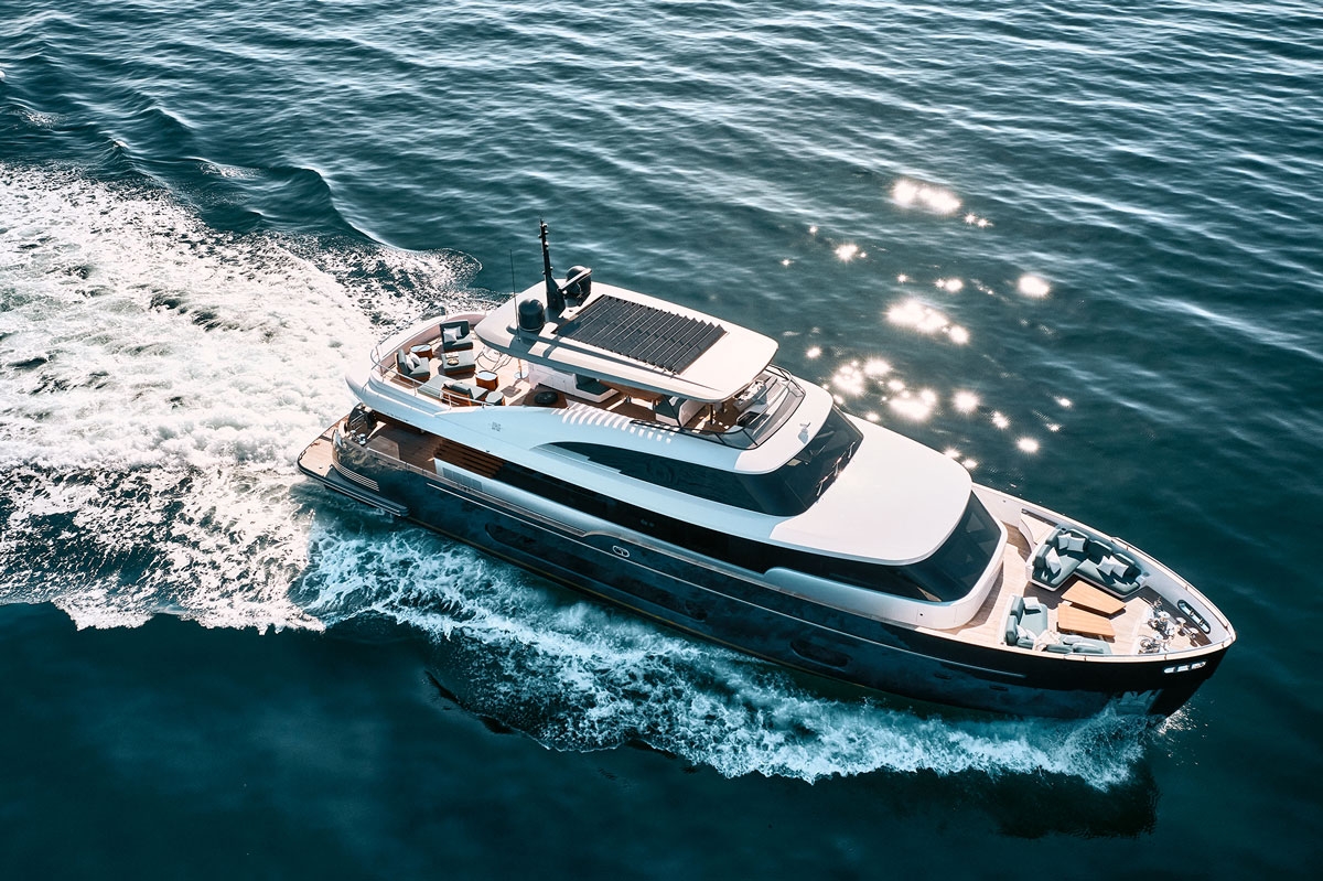 Pokład sterowy w układzie raised pilothouse